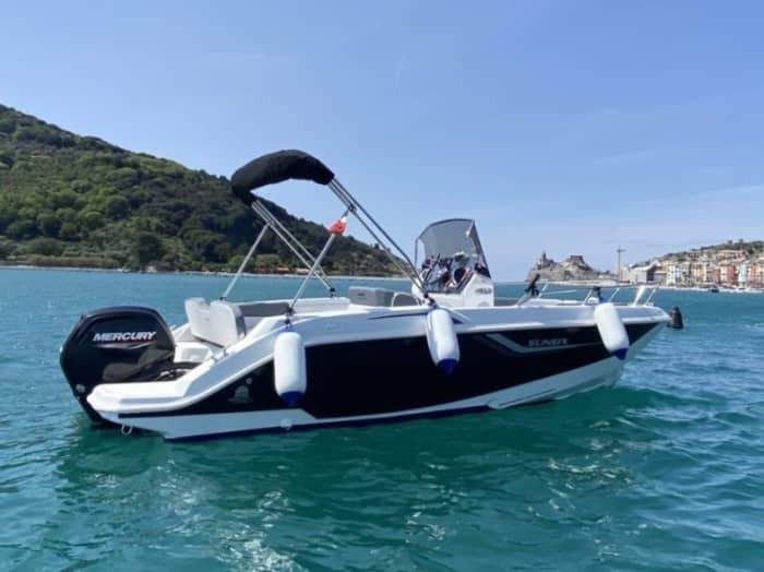 Profitez de chaque instant : une journée ensoleillée autour de Villeneuve-Loubet à bord d'un bateau à moteur