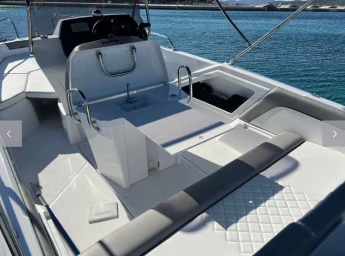 Profitez de chaque instant : une journée ensoleillée autour de Villeneuve-Loubet à bord d'un bateau à moteur