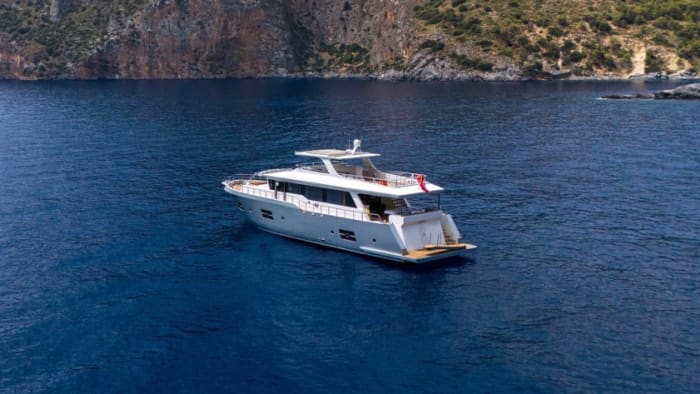 Prywatny, luksusowy jacht motorowy – czarter dzienny z Fethiye na relaksujący morski wypoczynek