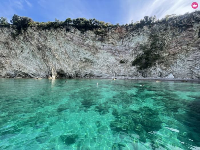 Descubra a história albanesa! Passeio de lancha rápida particular de Saranda a Himara