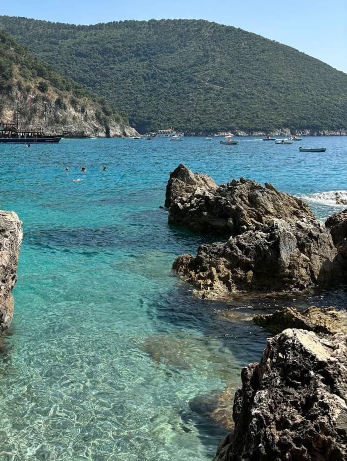 Descubra a história albanesa! Passeio de lancha rápida particular de Saranda a Himara