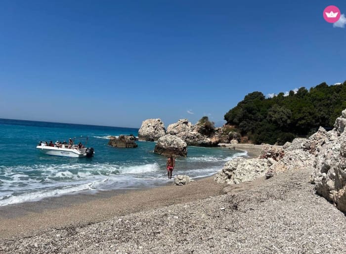 Descubra a história albanesa! Passeio de lancha rápida particular de Saranda a Himara