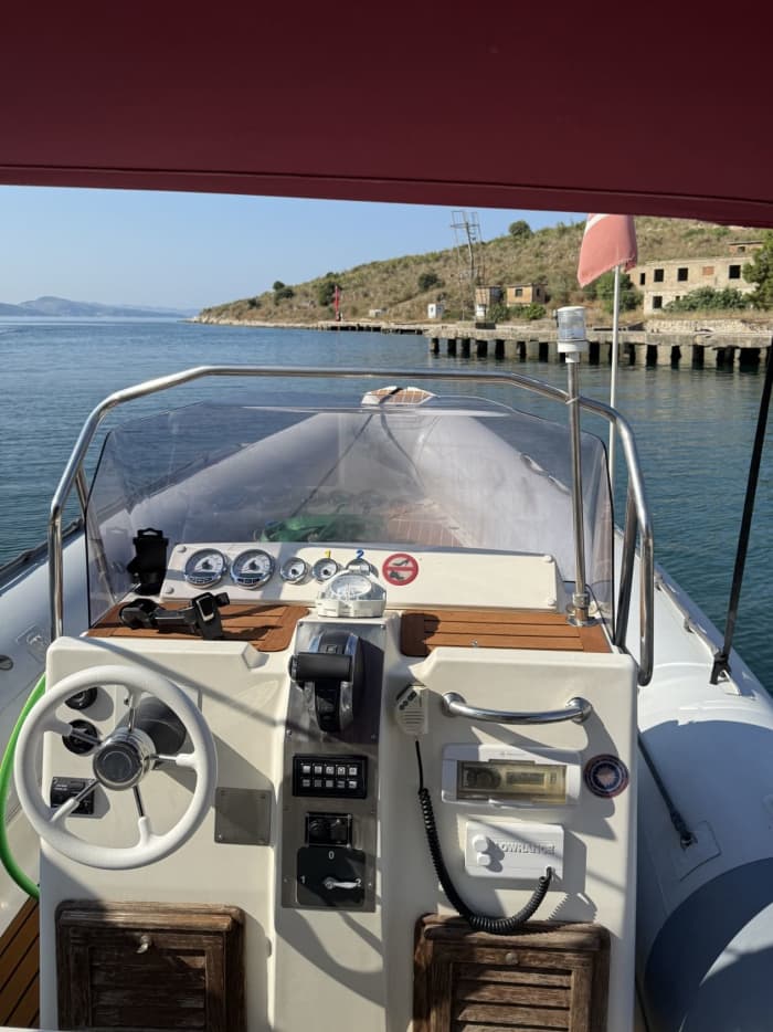 Descubra a história albanesa! Passeio de lancha rápida particular de Saranda a Himara