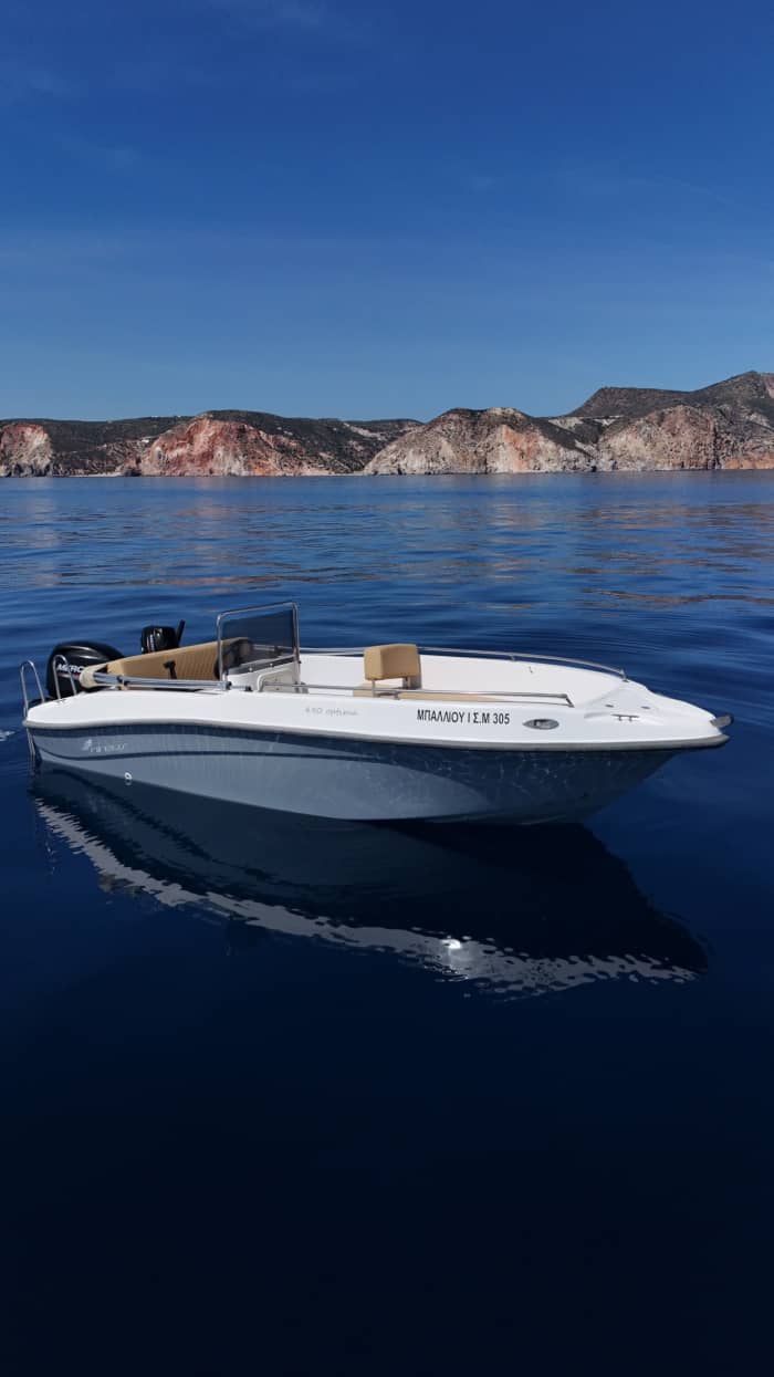 Half-day Port of Milos, Milos discovery: Your short escape on a motorboat