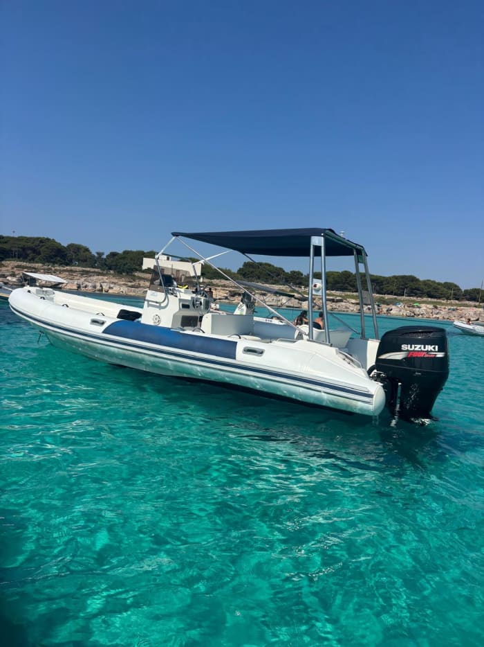 Ein Tag auf den Ägadischen Inseln mit dem Beiboot von Marsala aus: Favignana und Levanzo, inmitten von Buchten und türkisfarbenem Meer.