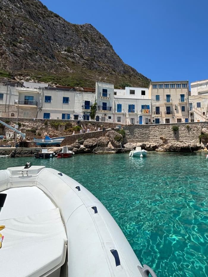 Ein Tag auf den Ägadischen Inseln mit dem Beiboot von Marsala aus: Favignana und Levanzo, inmitten von Buchten und türkisfarbenem Meer.