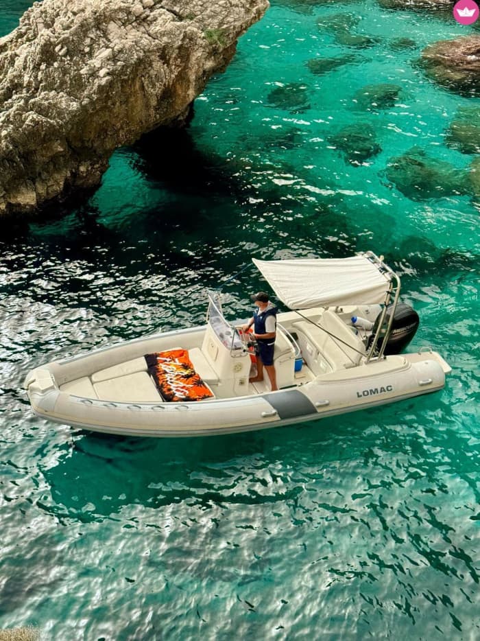 Der Reiz von Capri: Eine Reise von Maiori zwischen Höhlen und Faraglioni-Felsen