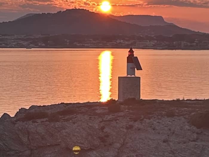 Aperitivo ao pôr do sol no mar – Um momento suspenso...