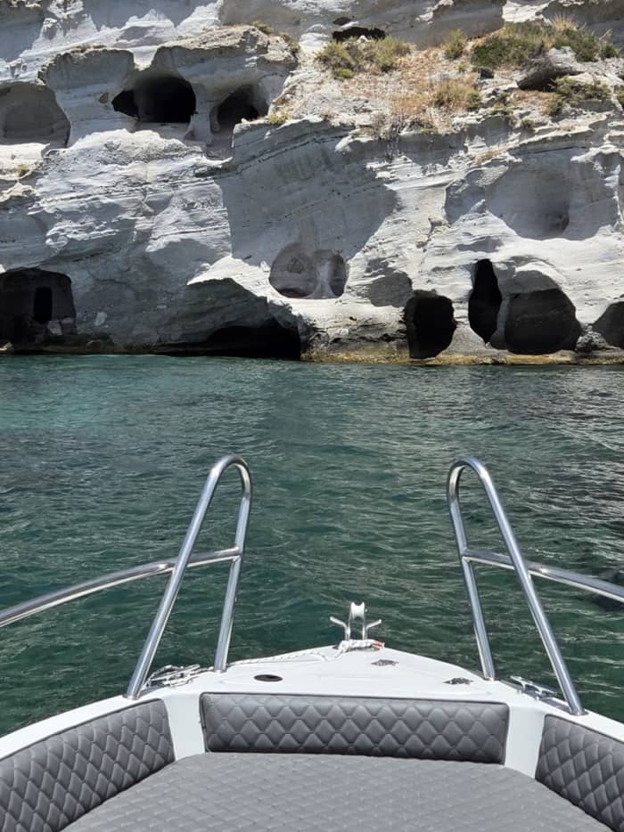 Profitez d'une excursion de 9 heures en bateau à moteur pour explorer le port de Milos, à Milos.