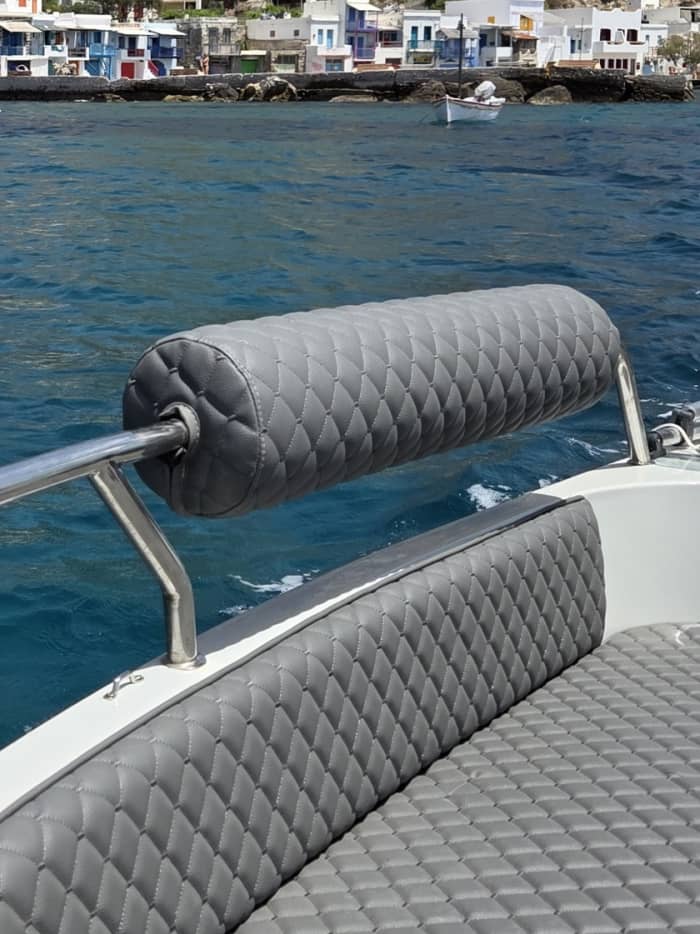 Profitez d'une excursion de 9 heures en bateau à moteur pour explorer le port de Milos, à Milos.