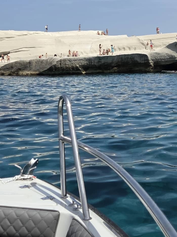 Profitez d'une excursion de 9 heures en bateau à moteur pour explorer le port de Milos, à Milos.