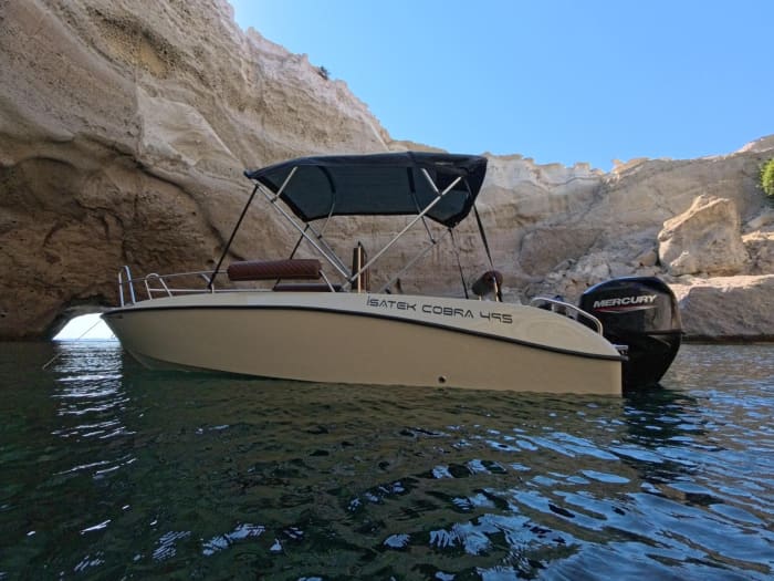 Profitez d'une excursion de 9 heures en bateau à moteur pour explorer le port de Milos, à Milos.