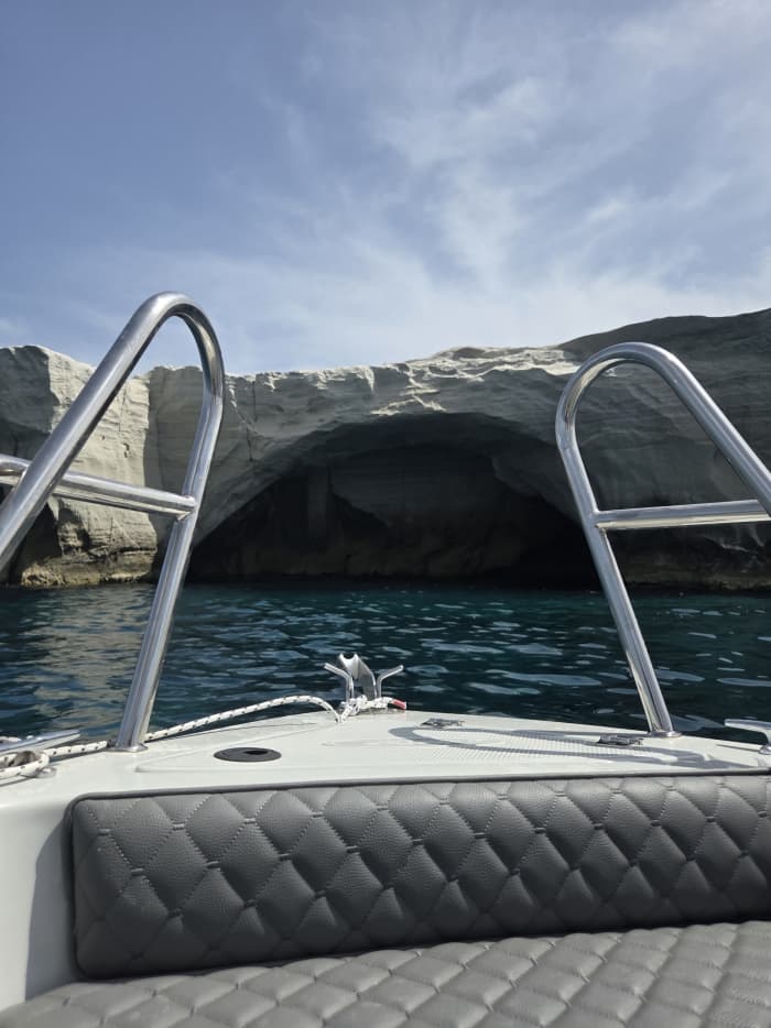 Profitez d'une excursion de 9 heures en bateau à moteur pour explorer le port de Milos, à Milos.