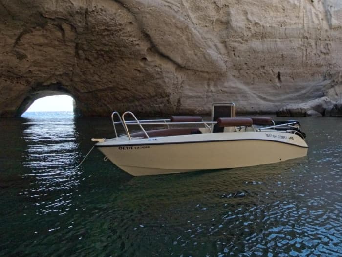 Profitez d'une excursion de 9 heures en bateau à moteur pour explorer le port de Milos, à Milos.