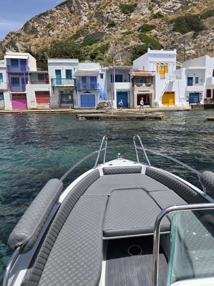 Profitez d'une excursion de 9 heures en bateau à moteur pour explorer le port de Milos, à Milos.