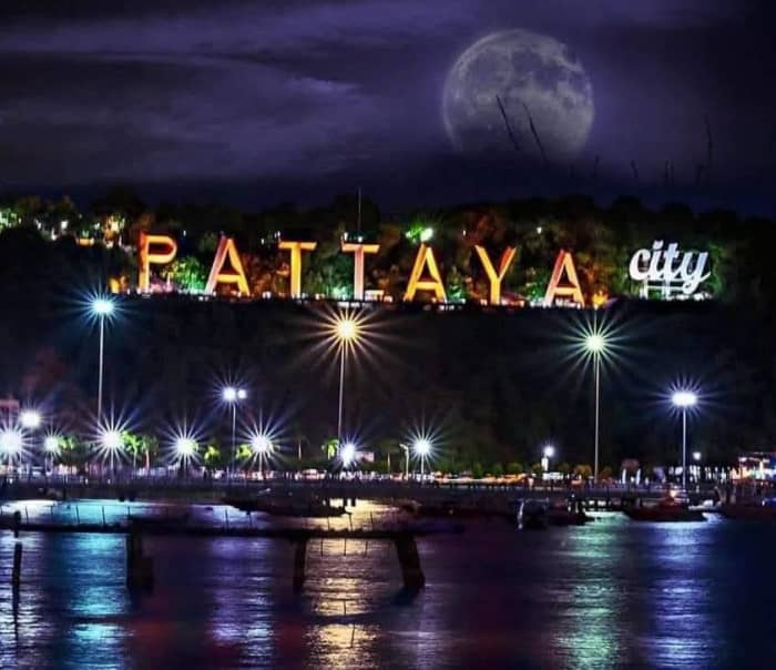 Promenade nocturne le long de la côte jusqu'au centre de Pattaya (à partir de 3 heures)