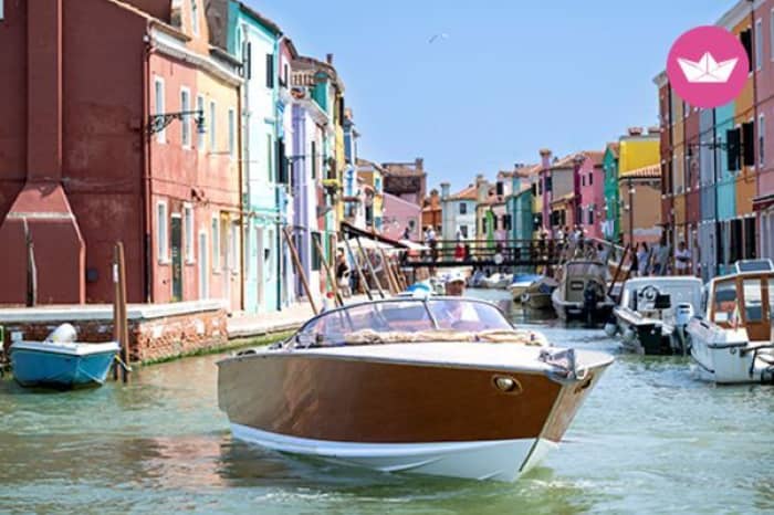Around Venice: a complete 7-hour tour of the most picturesque islands and canals is recommended.
Shorter experiences are available at a lower price below.