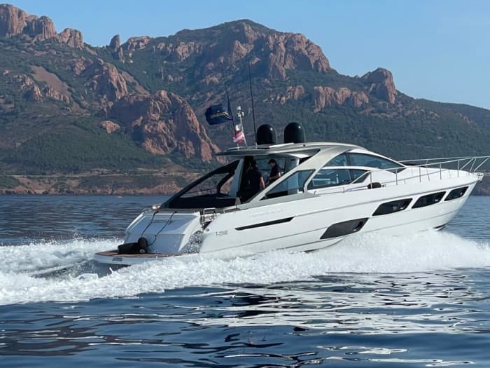 Prywatna wycieczka morska z dedykowanym sternikiem | Jednodniowa wycieczka jachtem klasy premium Pershing 5X – Saint-Tropez, Pampelonne i Cap Taillat | Szampan, paddleboarding, nurkowanie z rurką, skuter podwodny