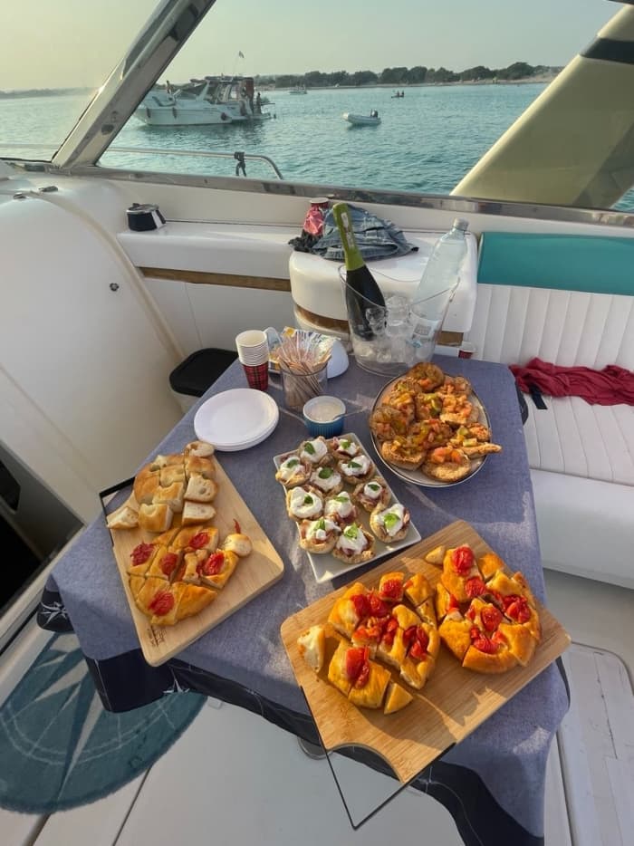 Una experiencia en barco privado entre la relajación y el mar de Salento.