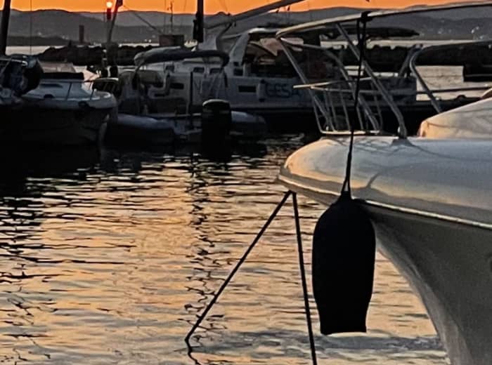 Descubre cuevas famosas y playas secretas con deportes acuáticos y juguetes en una lujosa excursión en lancha motora de medio día o de día completo.