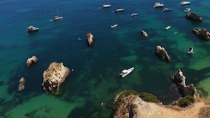 Descubre cuevas famosas y playas secretas con deportes acuáticos y juguetes en una lujosa excursión en lancha motora de medio día o de día completo.