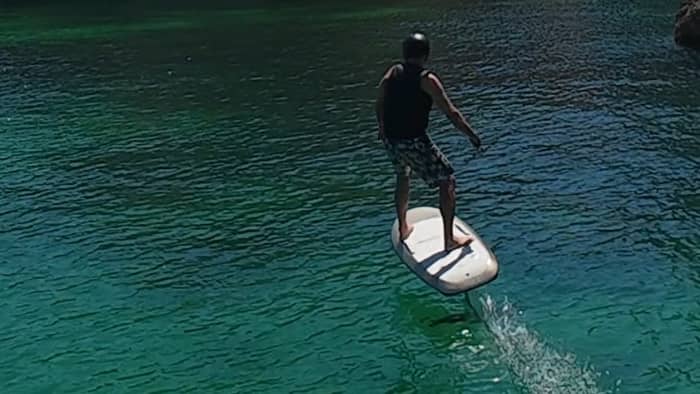 Descubre cuevas famosas y playas secretas con deportes acuáticos y juguetes en una lujosa excursión en lancha motora de medio día o de día completo.
