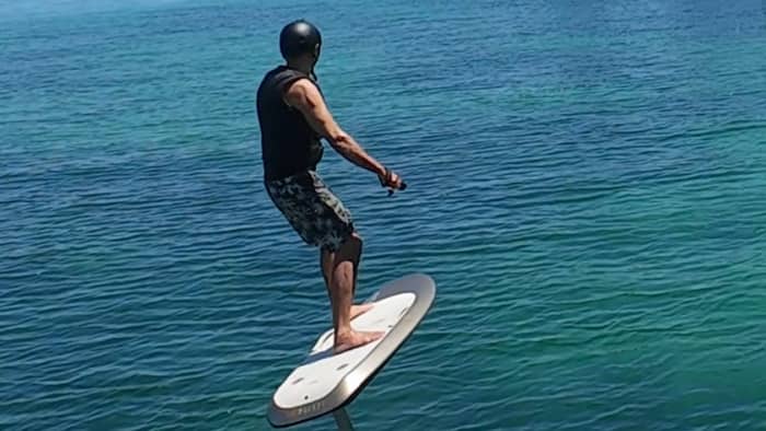 Descubre cuevas famosas y playas secretas con deportes acuáticos y juguetes en una lujosa excursión en lancha motora de medio día o de día completo.