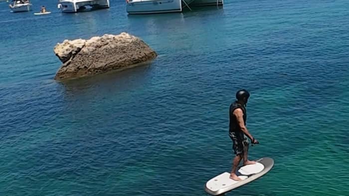 Descubre cuevas famosas y playas secretas con deportes acuáticos y juguetes en una lujosa excursión en lancha motora de medio día o de día completo.