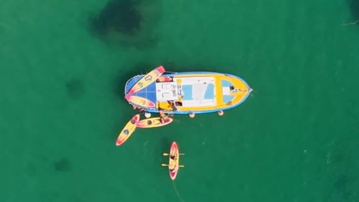Descubre cuevas famosas y playas secretas con deportes acuáticos y juguetes en una lujosa excursión en lancha motora de medio día o de día completo.