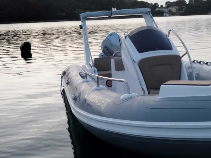 Votre journée à Supetar : louez un bateau à moteur pour une journée complète de découverte.