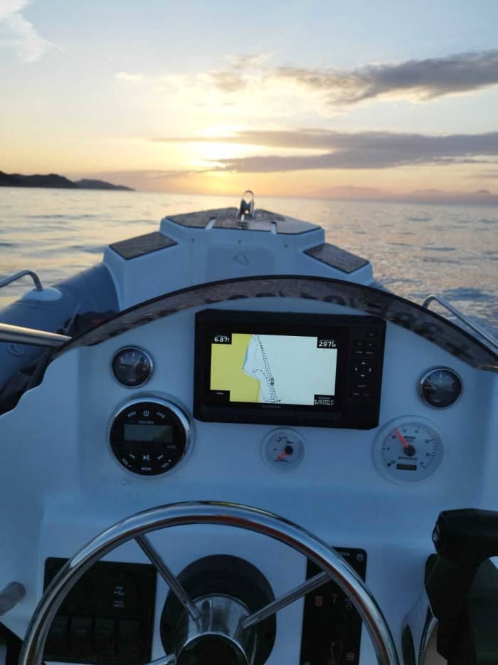 Votre journée à Supetar : louez un bateau à moteur pour une journée complète de découverte.