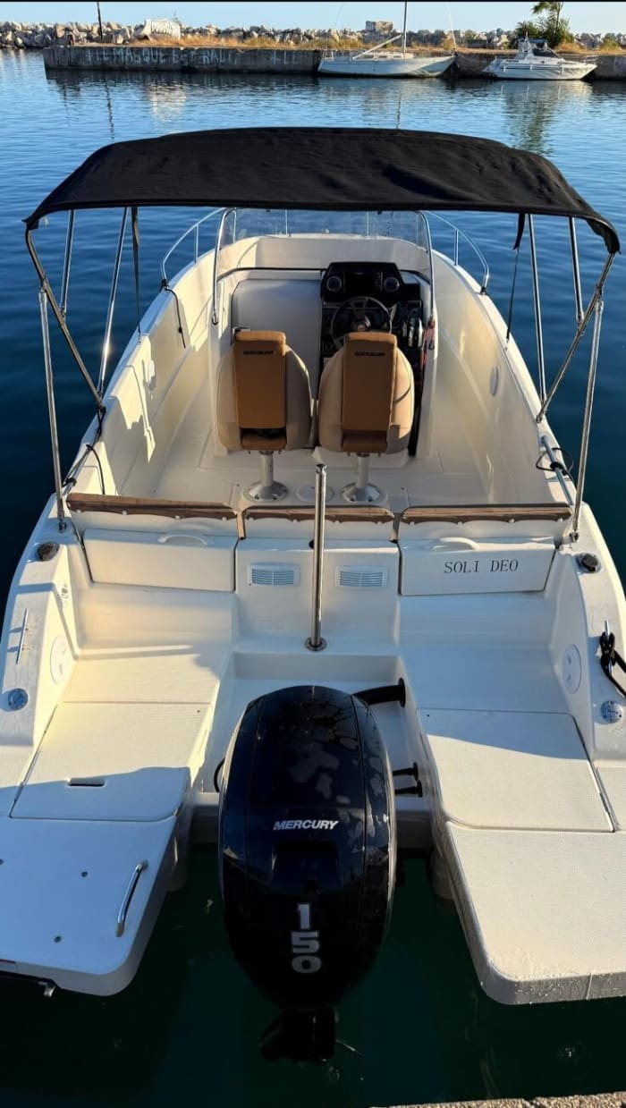 Start your holiday with 4h of fun on a motorboat