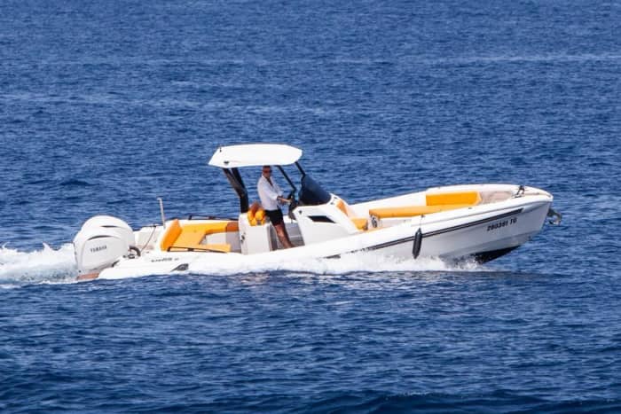 Din dag i Murter: Hyr en motorbåt för en heldags upptäcktsfärd