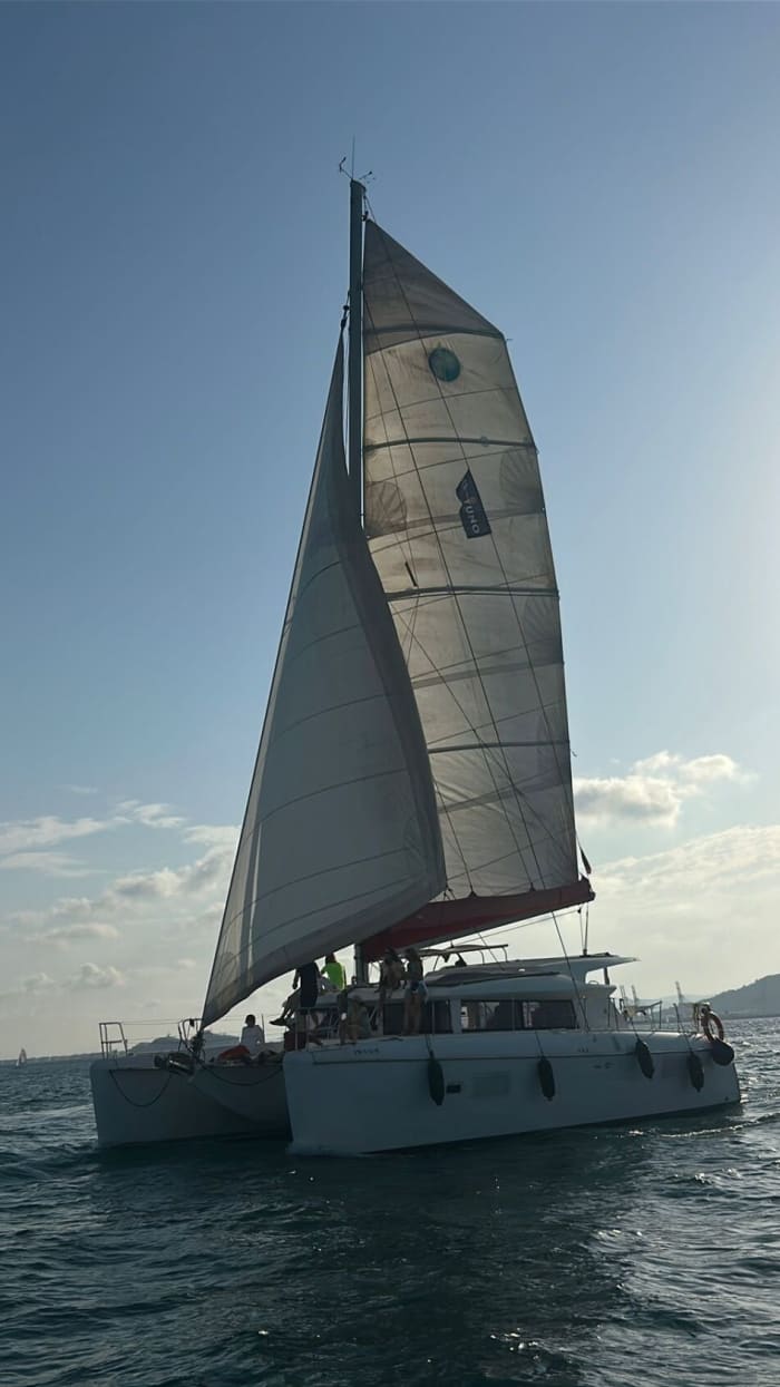 Gouden Uur in Barcelona – Zonsondergang op zee in een catamaran