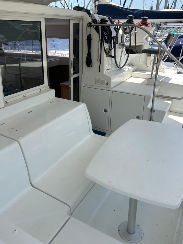 Gouden Uur in Barcelona – Zonsondergang op zee in een catamaran