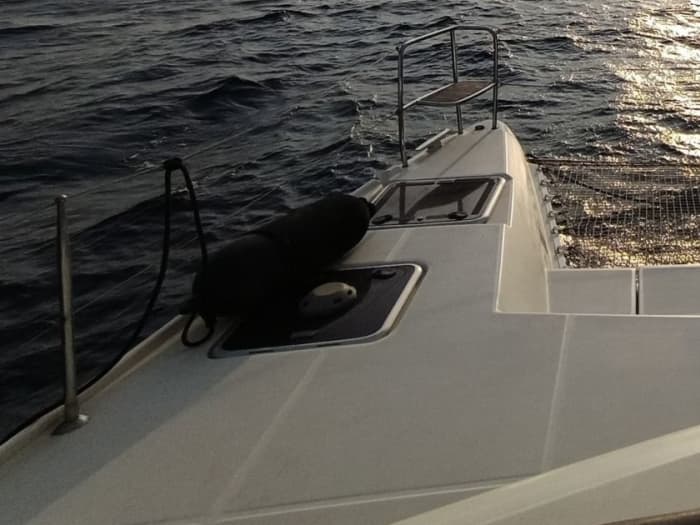 Gouden Uur in Barcelona – Zonsondergang op zee in een catamaran