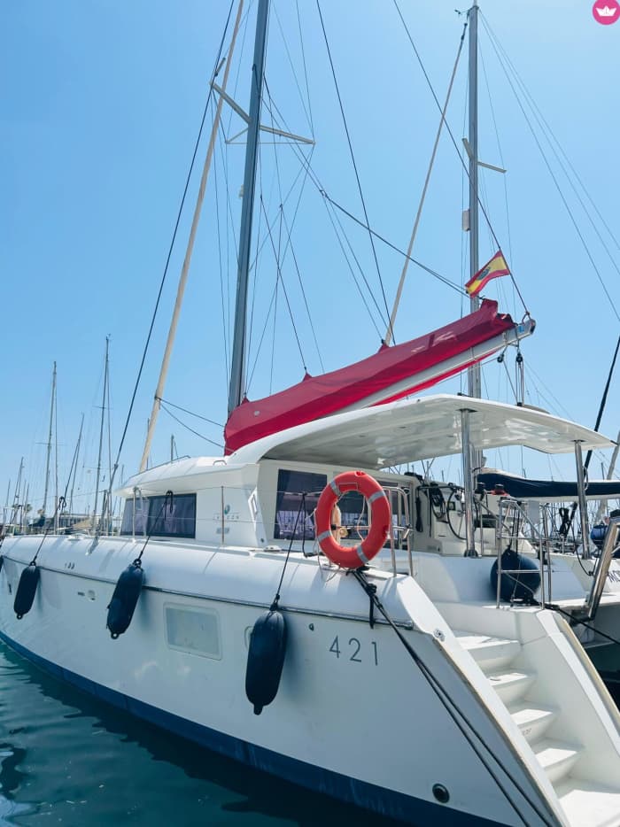 Gouden Uur in Barcelona – Zonsondergang op zee in een catamaran