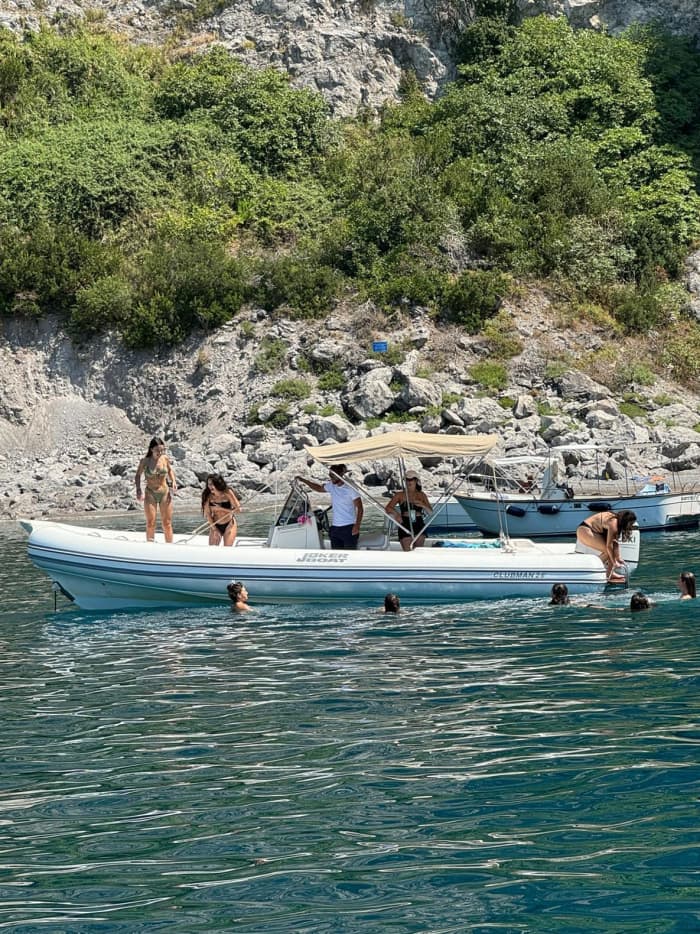 Een privé-motorboot voor een dag rond Praiano.