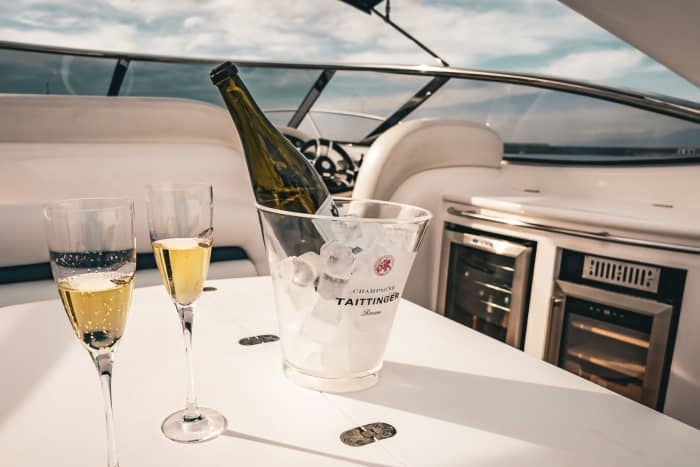 Din dag i Kalamata: Hyr en motorbåt för 8 timmar och 30 minuters upptäcktsfärd