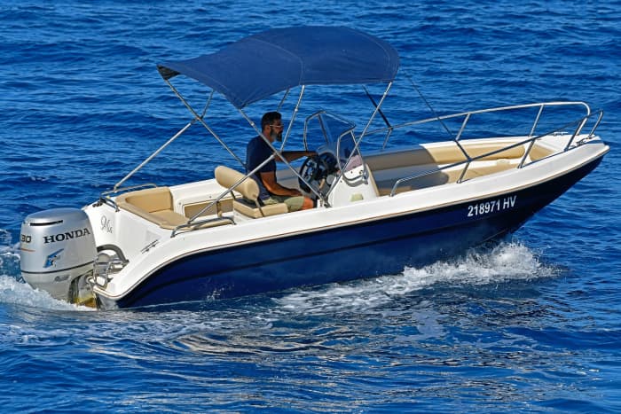 Kristalheldere ervaring: een korte strandvakantie bij Hvar op een motorboot.