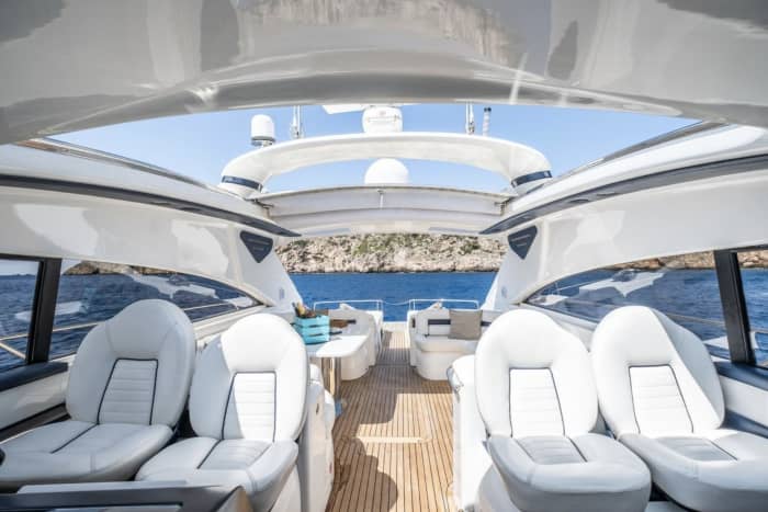 Eine maßgeschneiderte Ibiza-Reise: Ein magischer Tag auf einer Motoryacht