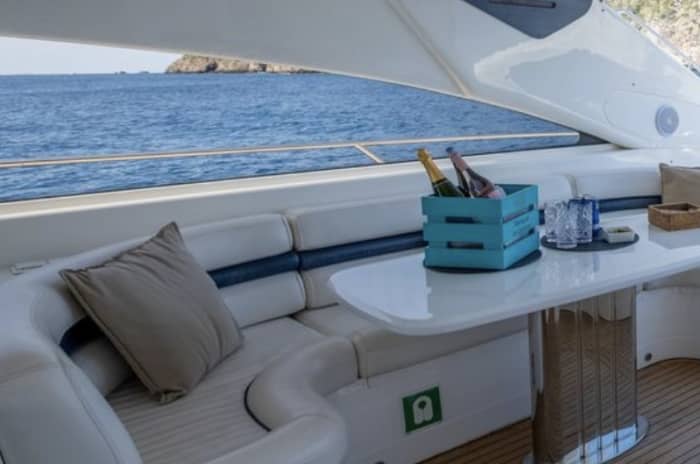 Eine maßgeschneiderte Ibiza-Reise: Ein magischer Tag auf einer Motoryacht
