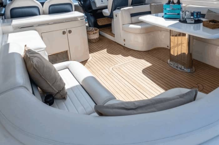 Eine maßgeschneiderte Ibiza-Reise: Ein magischer Tag auf einer Motoryacht