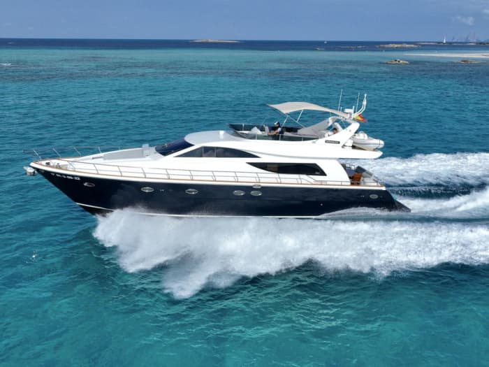 Ibiza Yacht-Erlebnis: Entdecken Sie versteckte Buchten