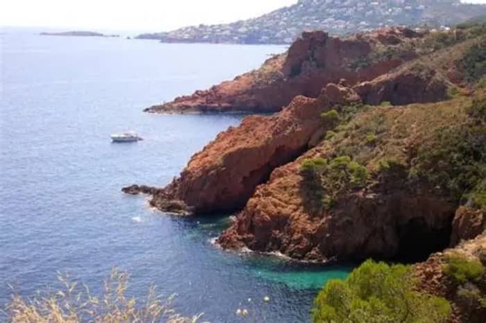 Hen/Stag Do on a private boat in Cannes – Premium party experience in the Lérins Islands