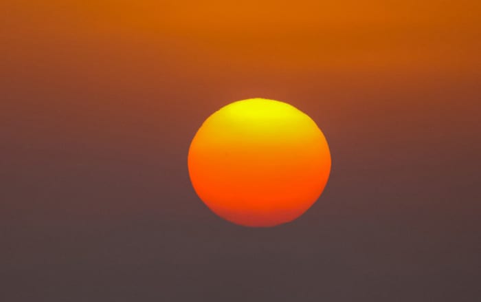 Geniet van een serene zonsopgang en een ontbijt aan zee in Barcelona.