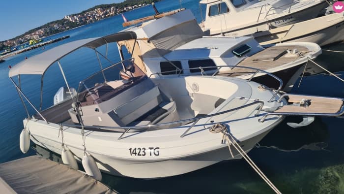 Ihr privates Motorboot für einen Tag rund um Okrug Gornji