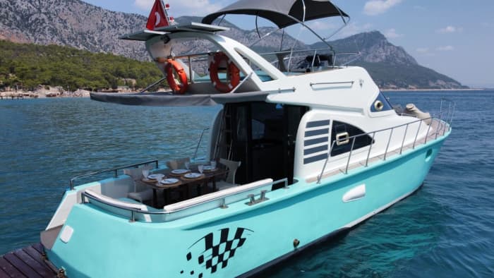 Explorez Antalya en une demi-journée : louez un bateau à moteur pour 2 h