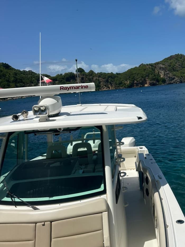 Dedica 9 horas a descubrir la magia oculta de Pointe-à-Pitre desde las olas.