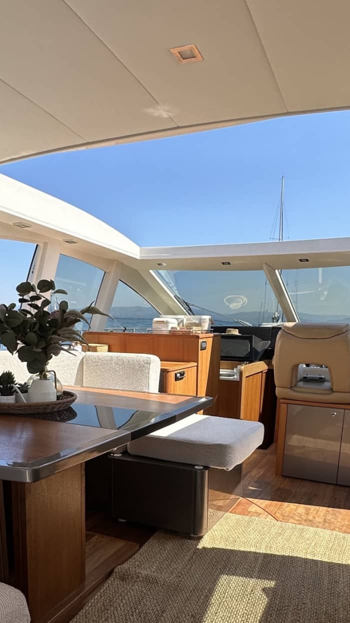 Raffinement en mer : découvrez Hyères à bord d'un yacht à moteur de luxe